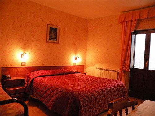 Albergo Ristorante Il Pescatore Villetta Barrea Exterior foto